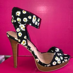 Black w. White Flowers Platform Sandal Heel Size 9